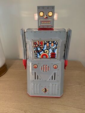 Robot  retro collectible toy in excellent cosmetic condition original box
